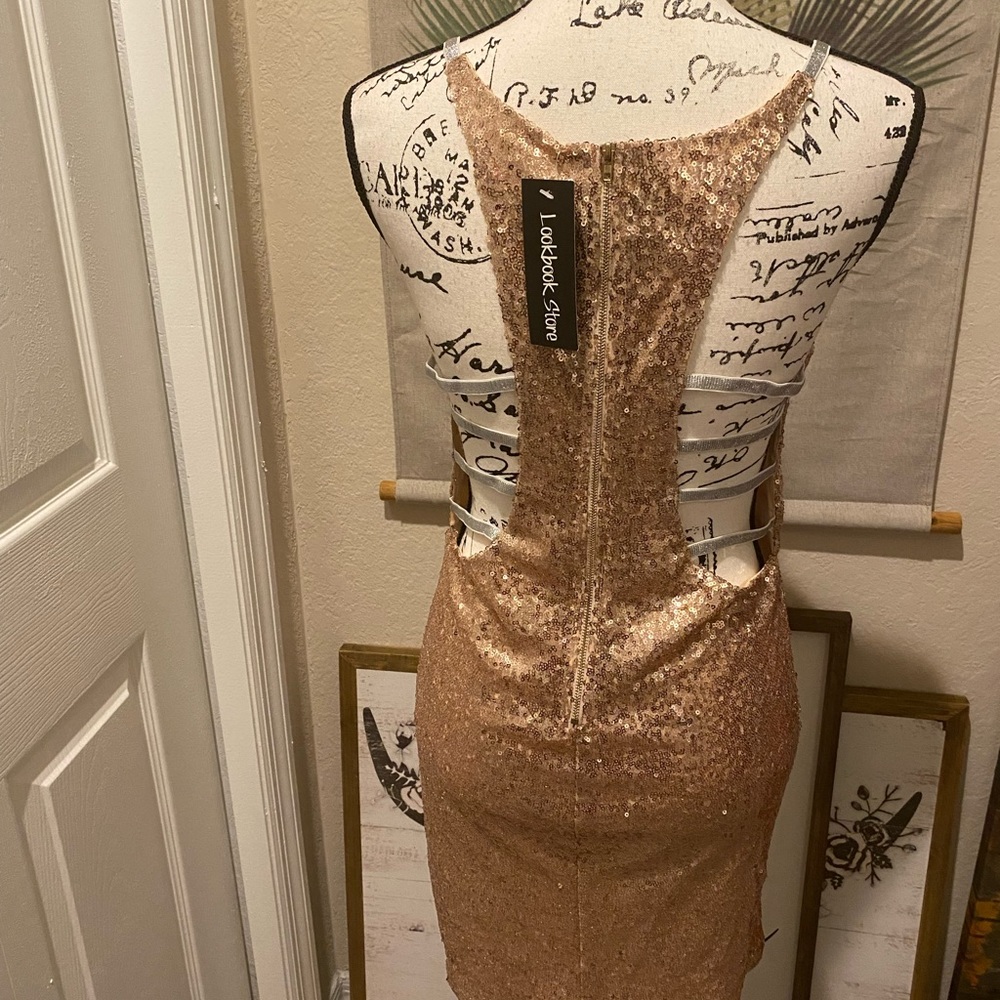 LookBook - Dress - Picture 9 of 11